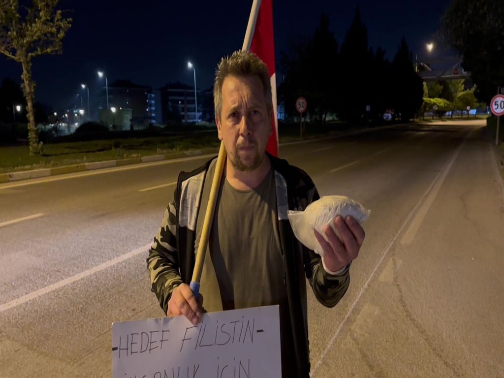Gazze'ye yürüyor: Elinde bir paket un ve Türk bayrağı var... "Filistin'deki çocuklar da benim çocuklarım kadar değerli" 9