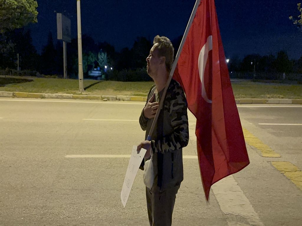 Gazze'ye yürüyor: Elinde bir paket un ve Türk bayrağı var... "Filistin'deki çocuklar da benim çocuklarım kadar değerli" 8