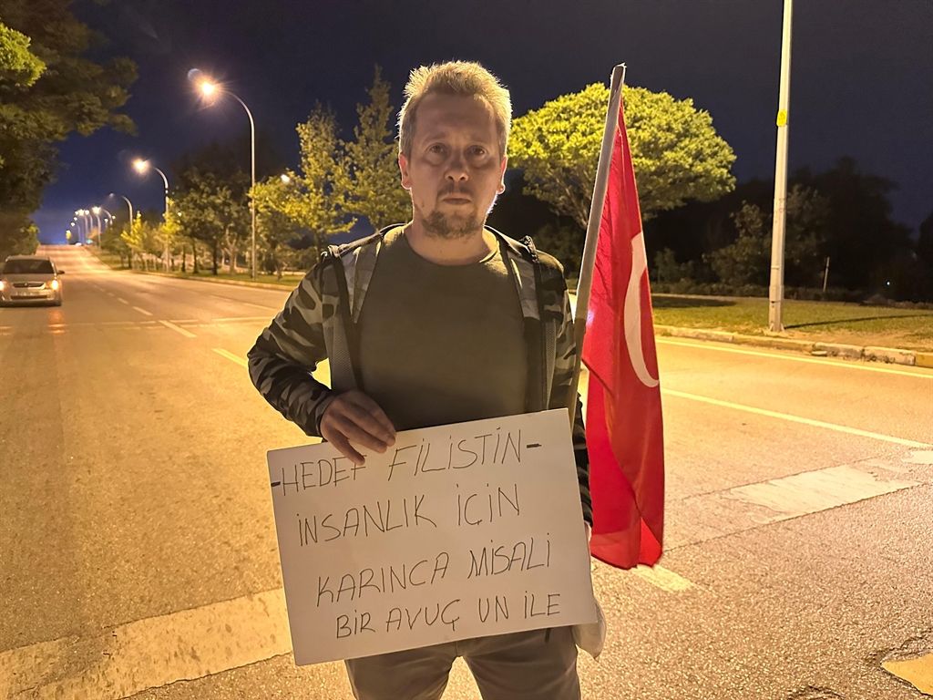 Gazze'ye yürüyor: Elinde bir paket un ve Türk bayrağı var... "Filistin'deki çocuklar da benim çocuklarım kadar değerli" 7
