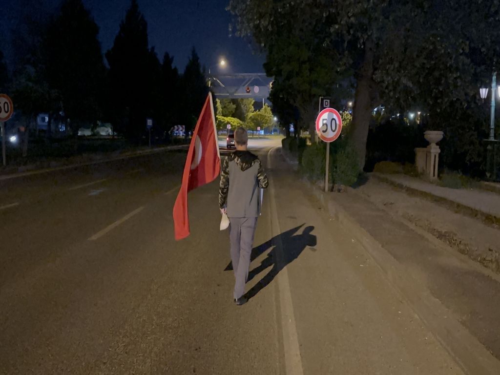 Gazze'ye yürüyor: Elinde bir paket un ve Türk bayrağı var... "Filistin'deki çocuklar da benim çocuklarım kadar değerli" 4
