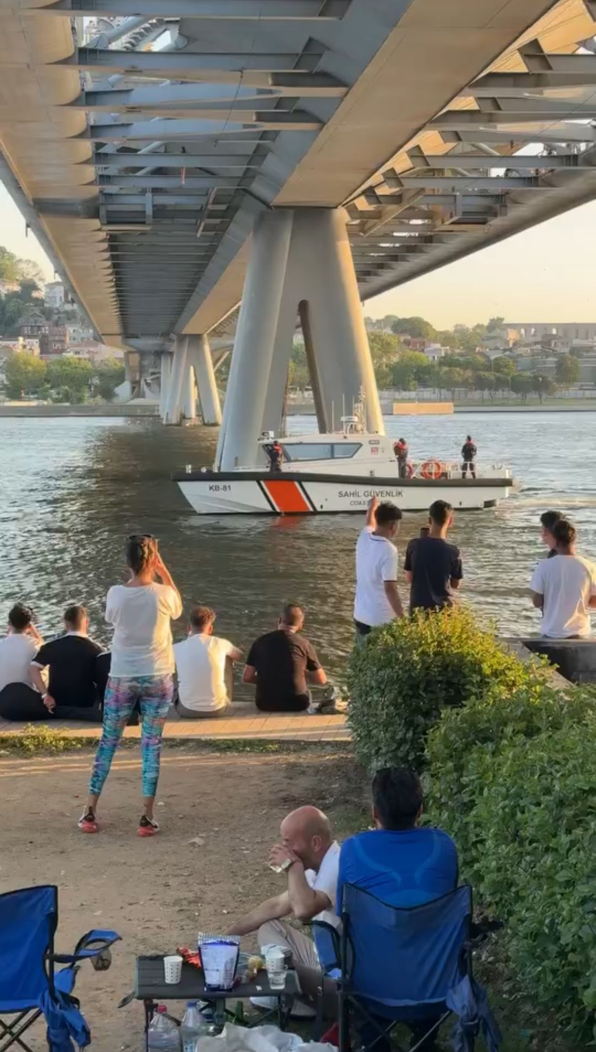 Haliç Köprüsü'nde can pazarı: İntihar etmek isteyen kadını çekirdek çitleyerek izlediler 7