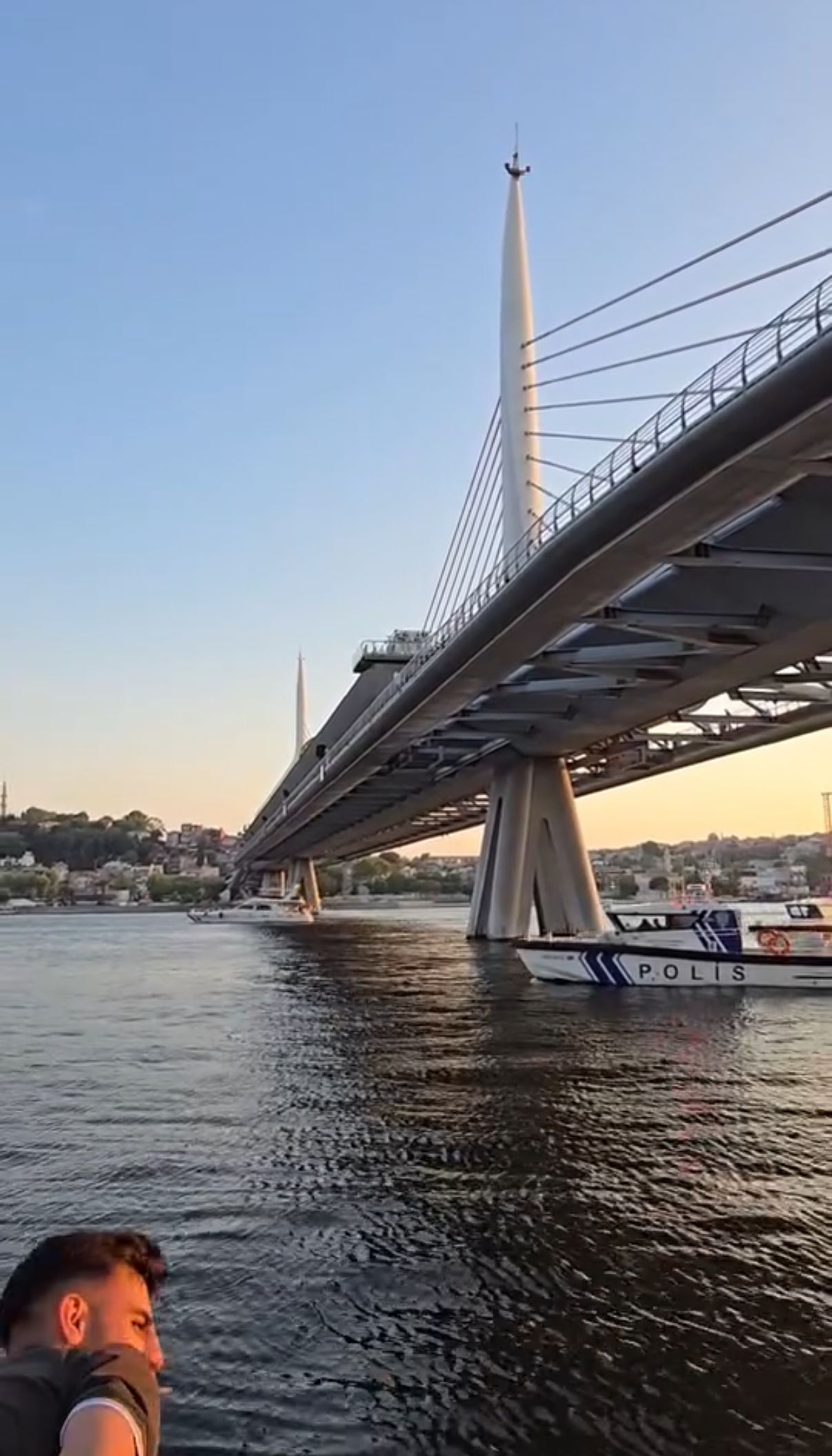Haliç Köprüsü'nde can pazarı: İntihar etmek isteyen kadını çekirdek çitleyerek izlediler 3