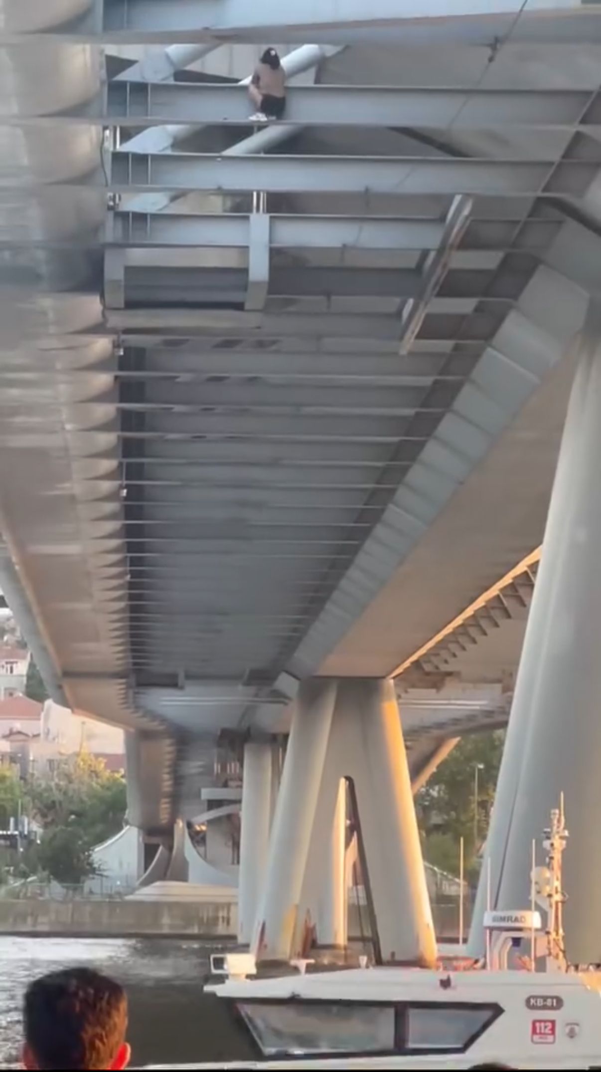 Haliç Köprüsü'nde can pazarı: İntihar etmek isteyen kadını çekirdek çitleyerek izlediler 4