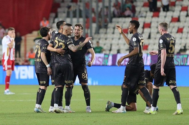 Dünyanın en iyi takımları açıklandı: Galatasaray ile Fenerbahçe arasında 1 puanlık fark 18