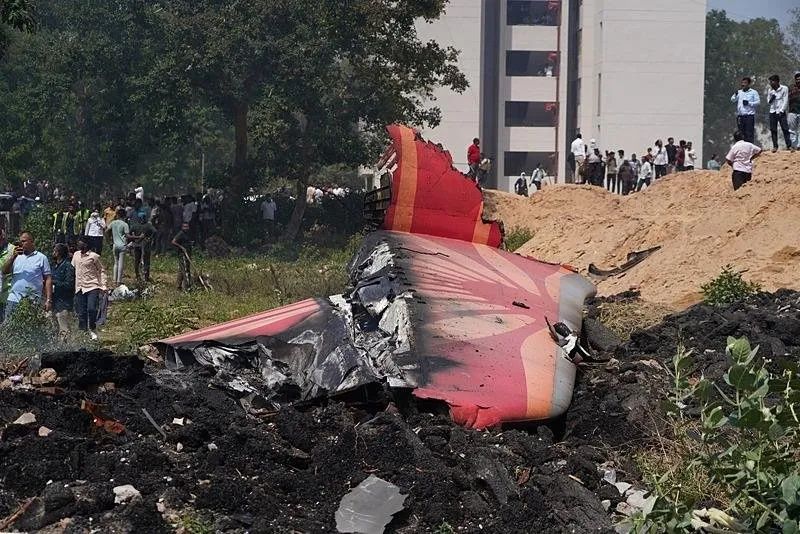 Yanmış cesetler, parçalanmış gövde… Air India uçağından gelen ilk kareler yürek dağladı! 200'den fazla ölü var... 7