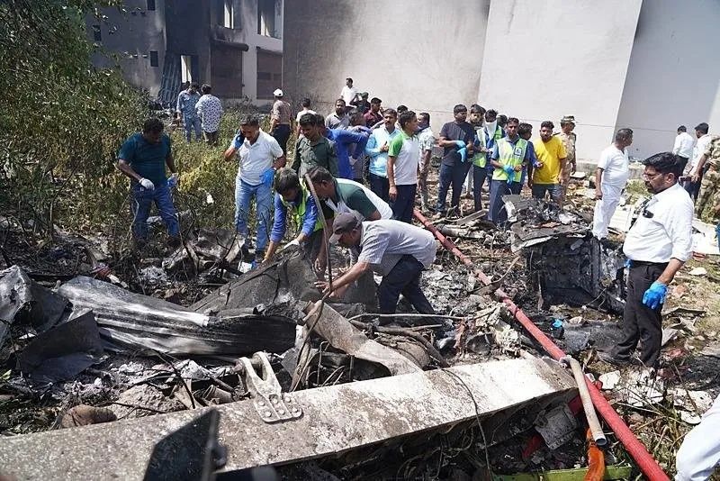 Yanmış cesetler, parçalanmış gövde… Air India uçağından gelen ilk kareler yürek dağladı! 200'den fazla ölü var... 8