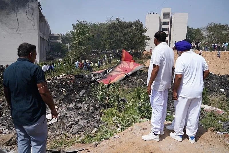 Yanmış cesetler, parçalanmış gövde… Air India uçağından gelen ilk kareler yürek dağladı! 200'den fazla ölü var... 1