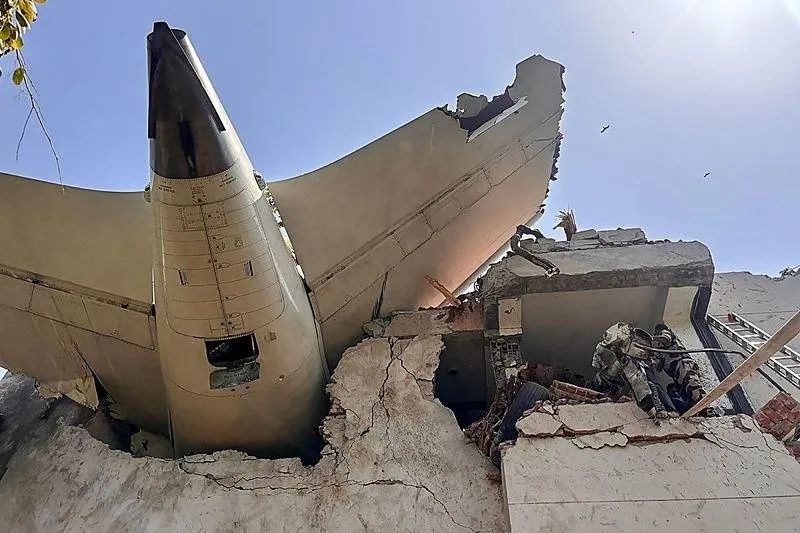 Yanmış cesetler, parçalanmış gövde… Air India uçağından gelen ilk kareler yürek dağladı! 200'den fazla ölü var... 2