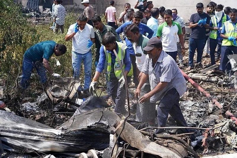 Hindistan’da yerleşim yerine düşen yolcu uçağında can pazarı: Enkazdan 204 kişinin cansız bedeni çıkarıldı! 4
