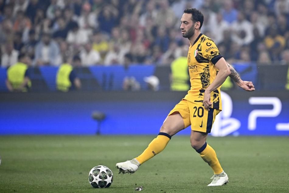 Son dakika Galatasaray'da Hakan Çalhanoğlu ile resmi görüşme gerçekleşti! 10 milyon euro maaş teklif edildi 5