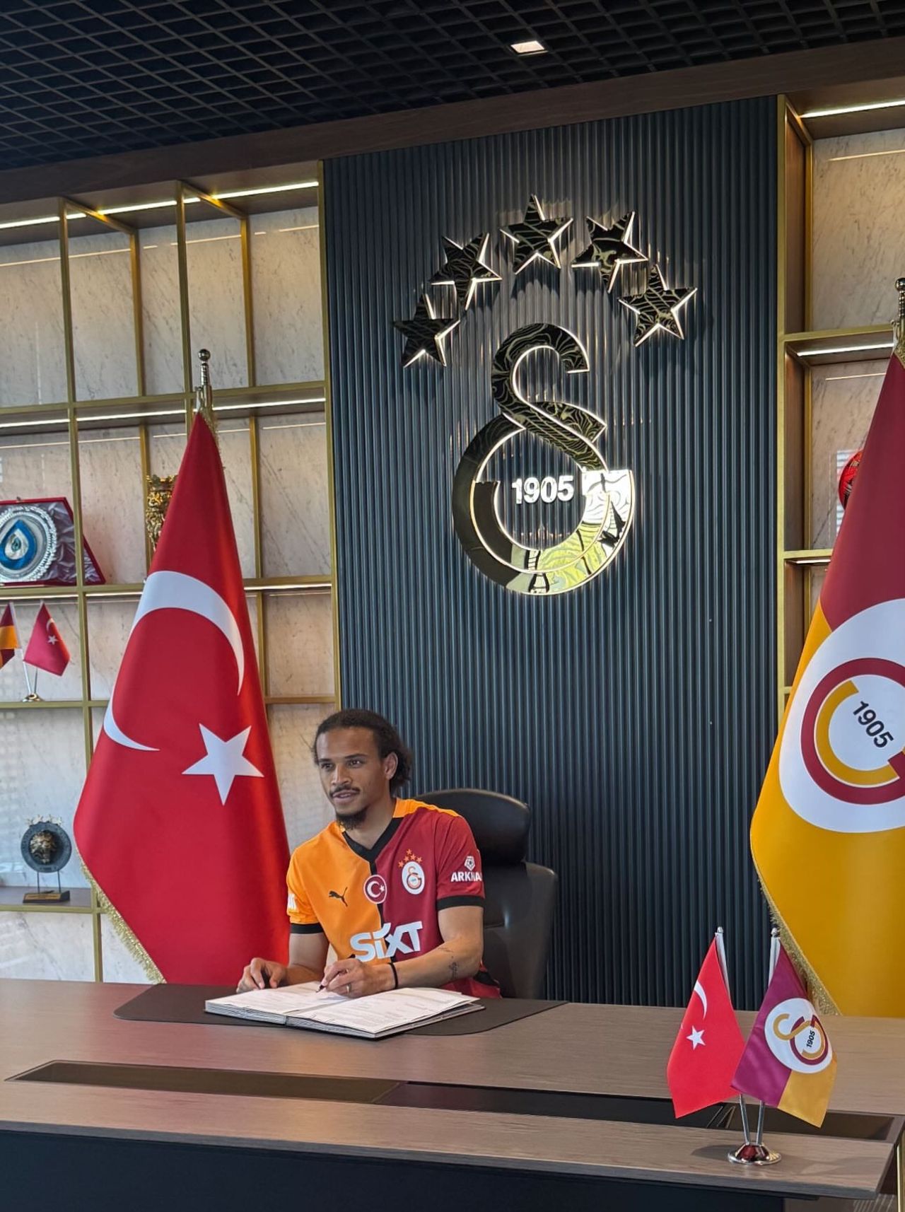 Son dakika Galatasaray'da Hakan Çalhanoğlu ile resmi görüşme gerçekleşti! 10 milyon euro maaş teklif edildi 1
