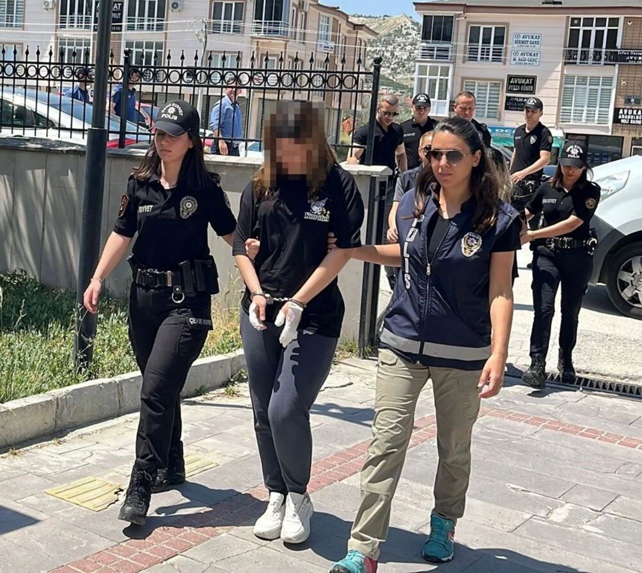 Katil zanlısının ellerinde bandaj dikkat çekti! Özge Bedir, 36 günlük bebeğinin yanında öldürüldü 4