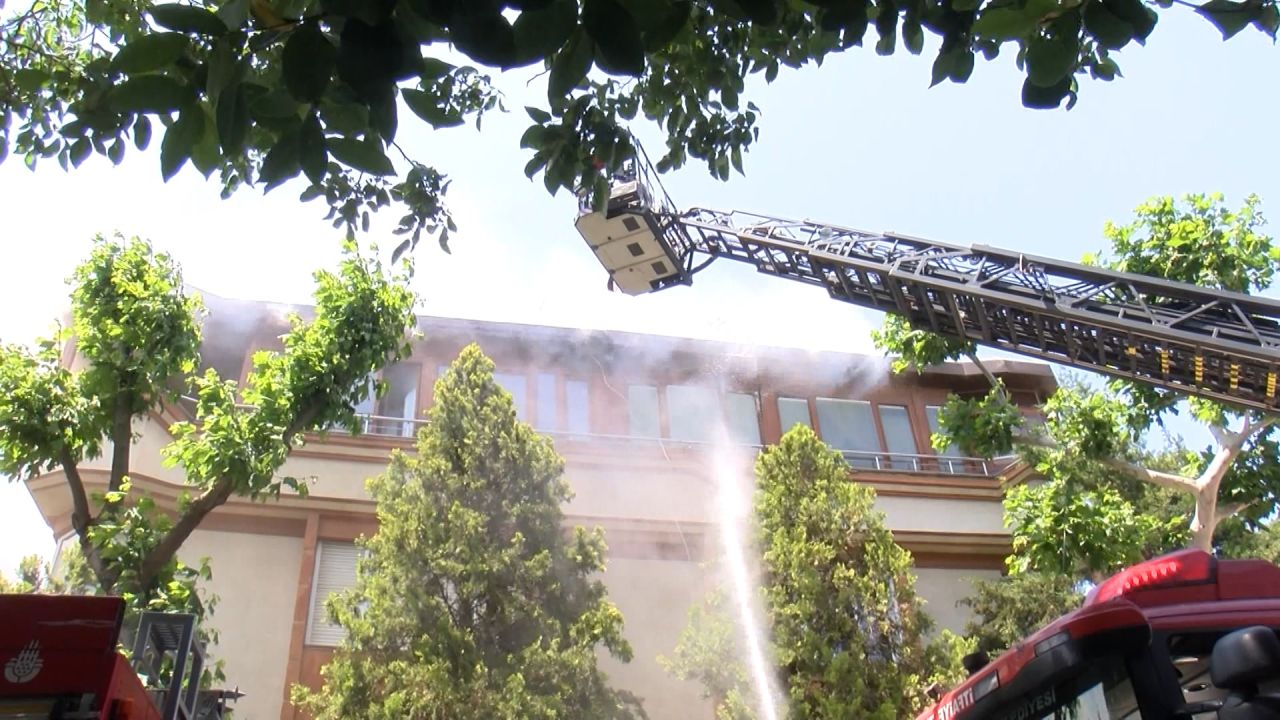 Ünlü sunucu Sinem Fıstıkoğlu'nun oturduğu 3 katlı apartmanın çatısında korkutan yangın 2