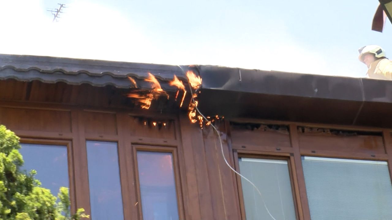Ünlü sunucu Sinem Fıstıkoğlu'nun oturduğu 3 katlı apartmanın çatısında korkutan yangın 3