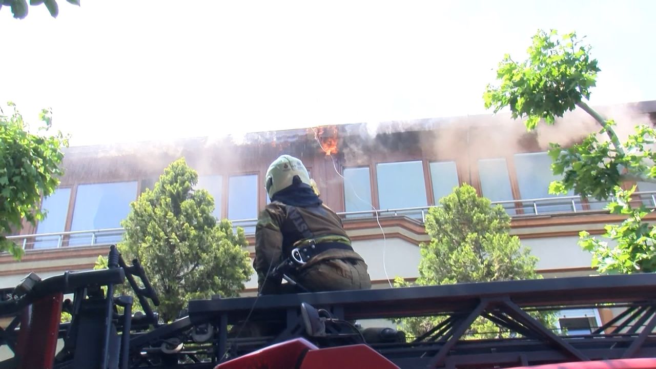 Ünlü sunucu Sinem Fıstıkoğlu'nun oturduğu 3 katlı apartmanın çatısında korkutan yangın 4