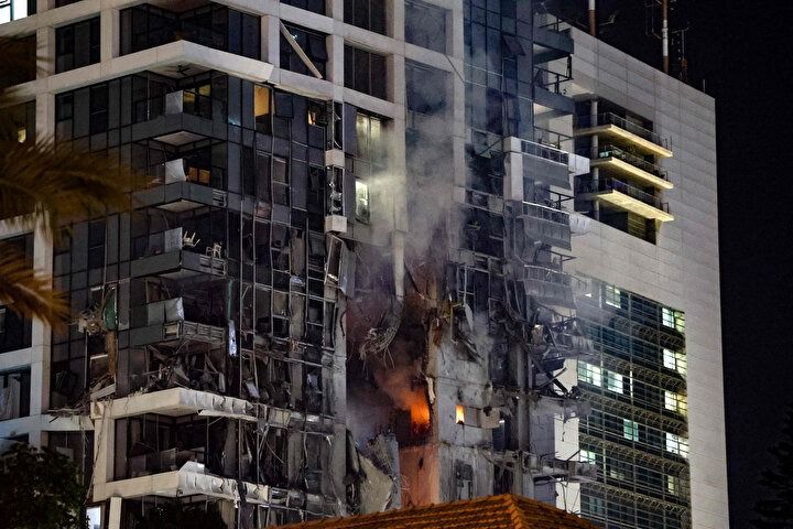 İşgalci İsrail'e ağır darbe! İran füzeleri Tel Aviv'i harabeye çevirdi! Bakanlıklar, üsler, finans merkezi yerle bir! 4