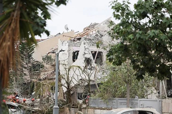 Tel Aviv'e füze yağdı! İsrail'deki yıkım gün ağarınca ortaya çıktı 4