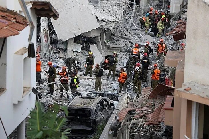 Tel Aviv'e füze yağdı! İsrail'deki yıkım gün ağarınca ortaya çıktı 5