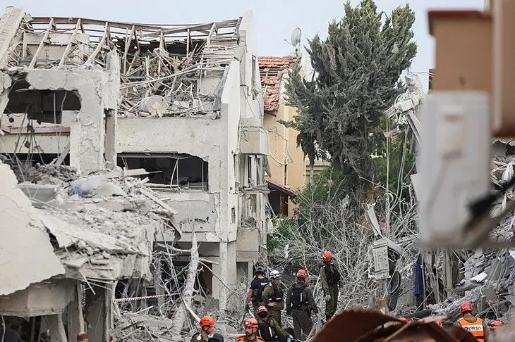 Tel Aviv'e füze yağdı! İsrail'deki yıkım gün ağarınca ortaya çıktı 6