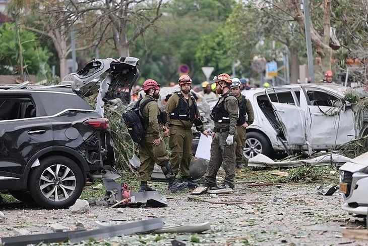 Tel Aviv'e füze yağdı! İsrail'deki yıkım gün ağarınca ortaya çıktı 3