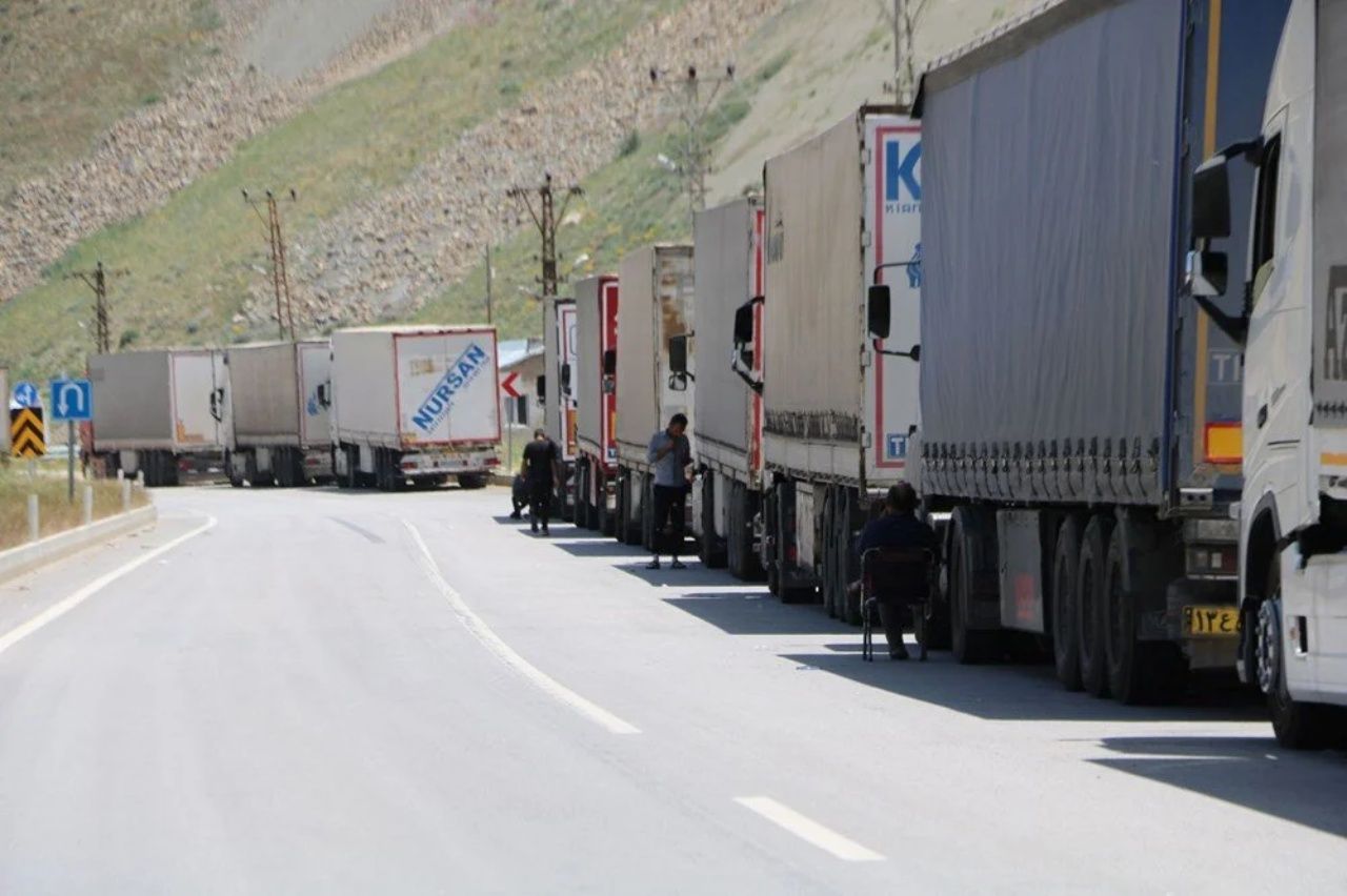 Türkiye İran sınırında gergin bekleyiş! Esendere’de 5 kilometrelik tır kuyruğu oluştu 3