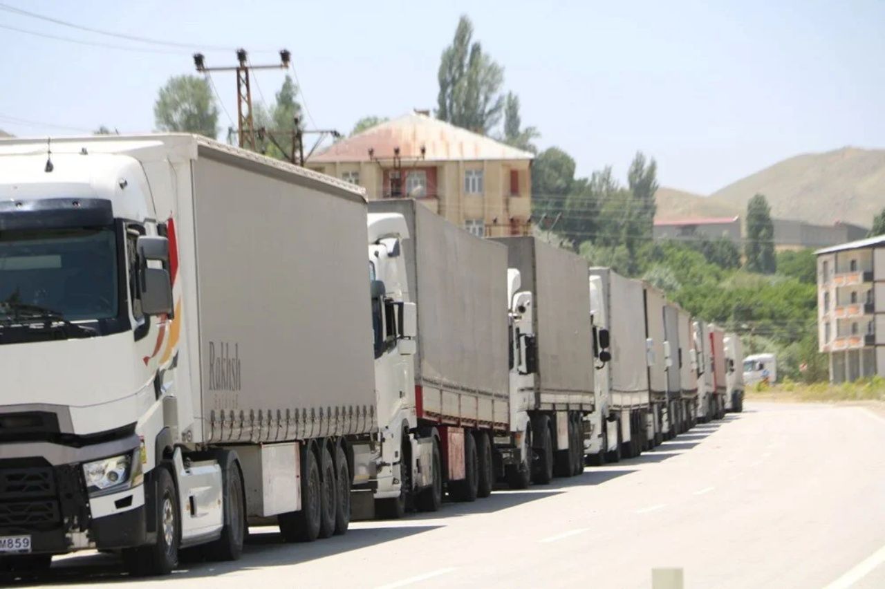 Türkiye İran sınırında gergin bekleyiş! Esendere’de 5 kilometrelik tır kuyruğu oluştu 4