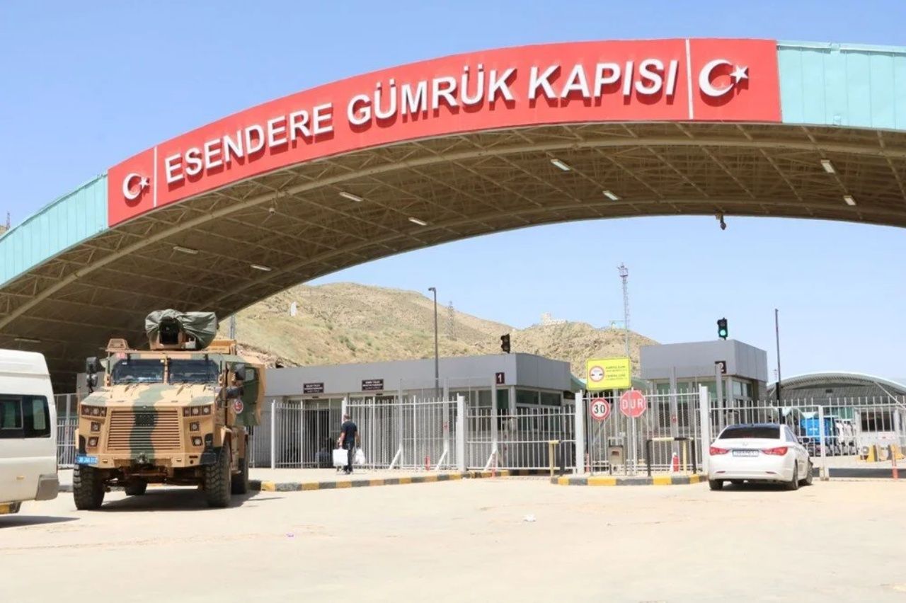 Türkiye İran sınırında gergin bekleyiş! Esendere’de 5 kilometrelik tır kuyruğu oluştu 6