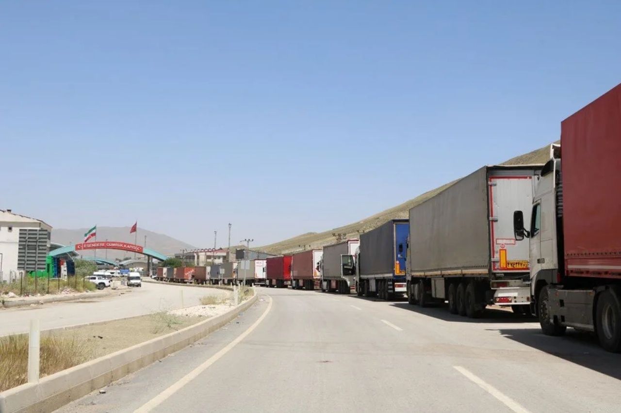 Türkiye İran sınırında gergin bekleyiş! Esendere’de 5 kilometrelik tır kuyruğu oluştu 5