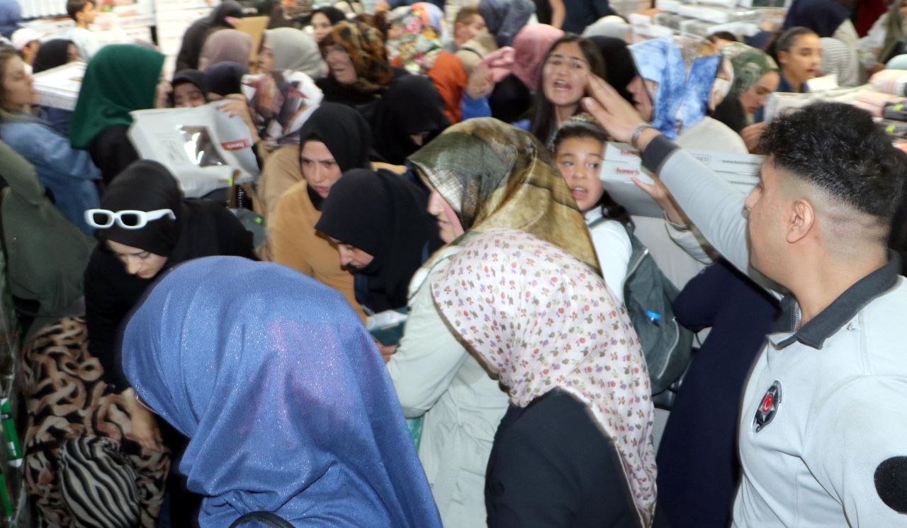 AVM'de indirim izdihamı! Züccaciyede yüzde 50 indirim için birbirlerini ezdiler... "Yorucuydu ama değdi" 7
