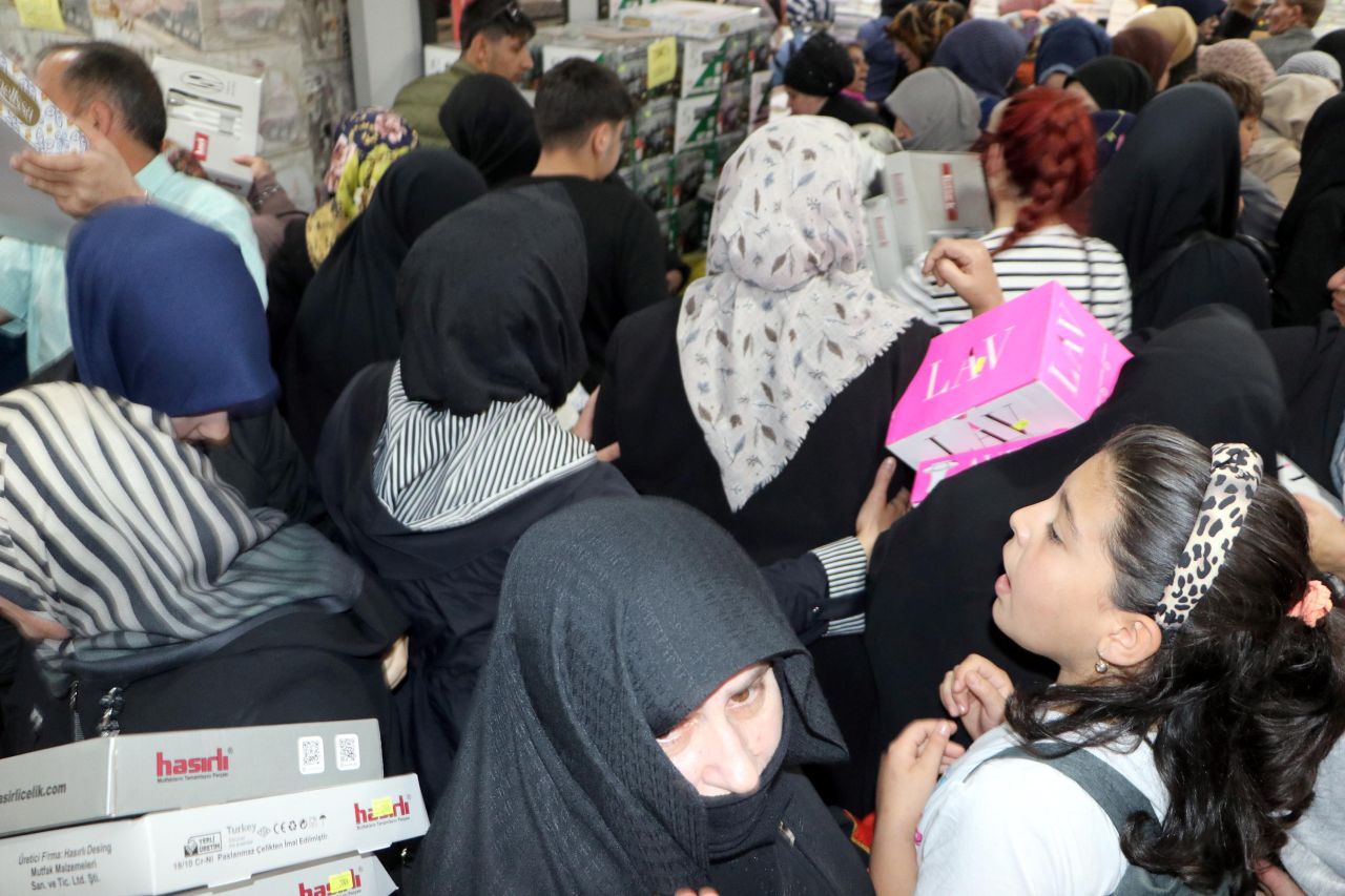 AVM'de indirim izdihamı! Züccaciyede yüzde 50 indirim için birbirlerini ezdiler... "Yorucuydu ama değdi" 6