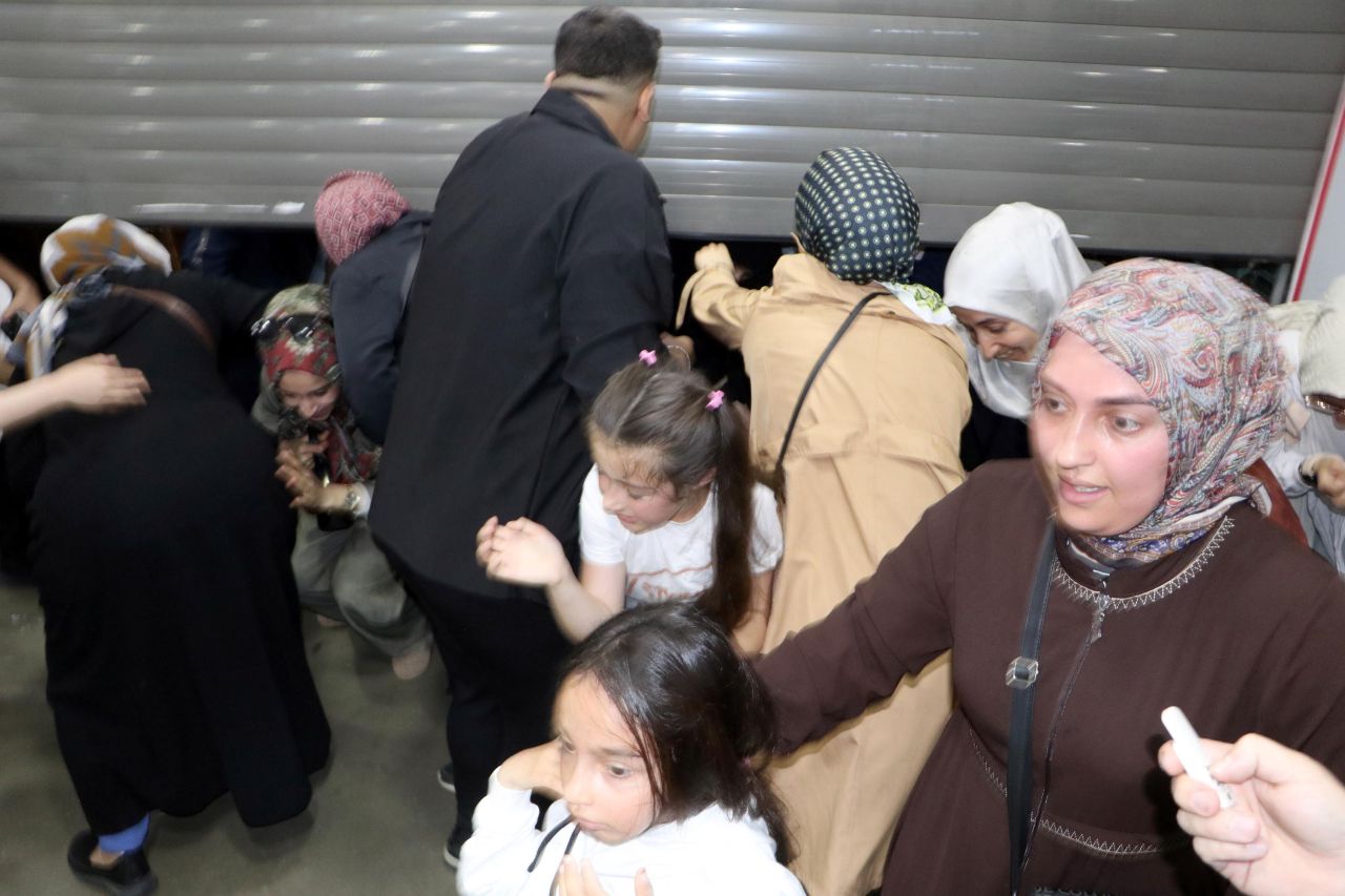 AVM'de indirim izdihamı! Züccaciyede yüzde 50 indirim için birbirlerini ezdiler... "Yorucuydu ama değdi" 3