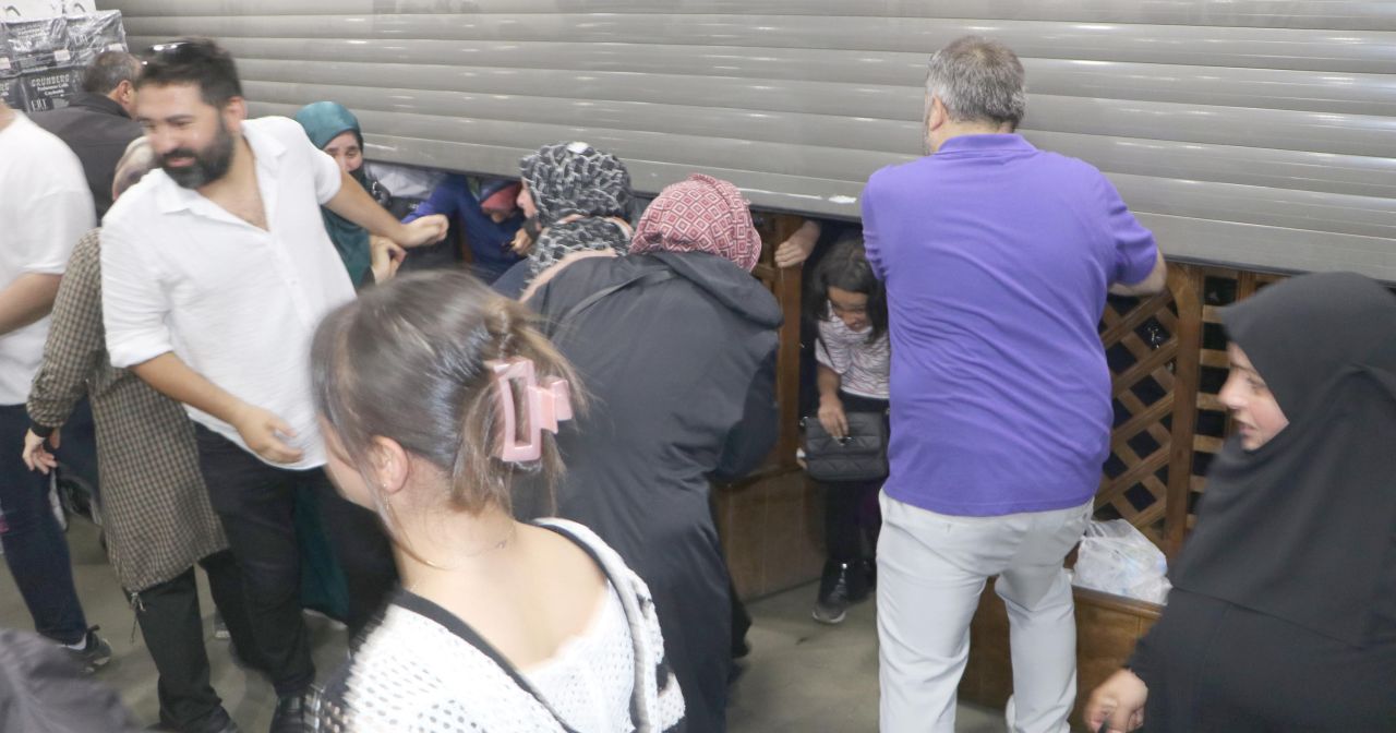 AVM'de indirim izdihamı! Züccaciyede yüzde 50 indirim için birbirlerini ezdiler... "Yorucuydu ama değdi" 1