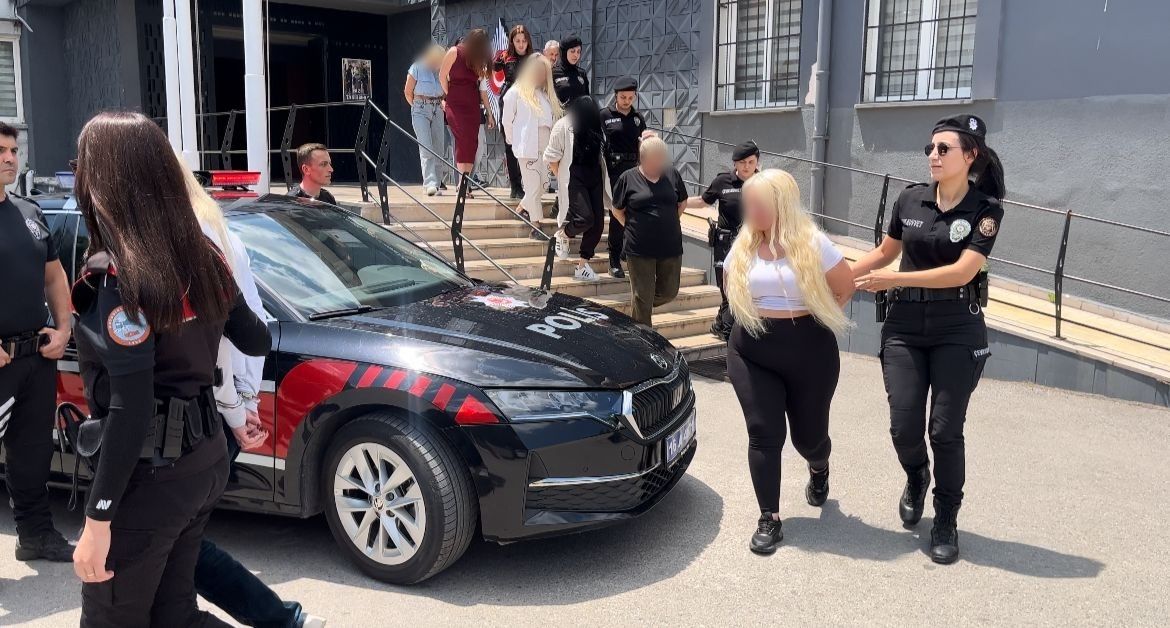 Bursa'da masaj salonu fuhuş yuvası çıktı! 34 kadın operasyonla kurtarıldı 7