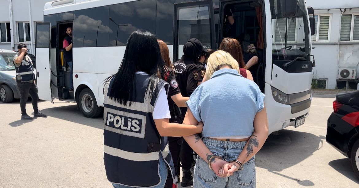 Bursa'da masaj salonu fuhuş yuvası çıktı! 34 kadın operasyonla kurtarıldı 6