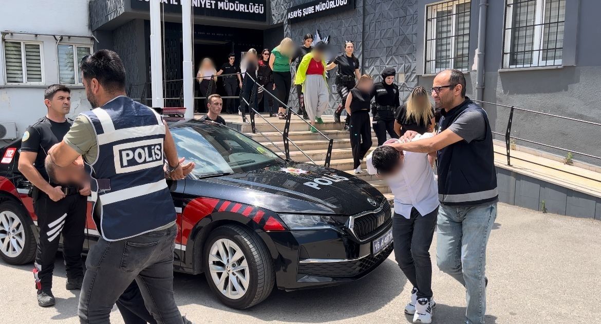 Bursa'da masaj salonu fuhuş yuvası çıktı! 34 kadın operasyonla kurtarıldı 1