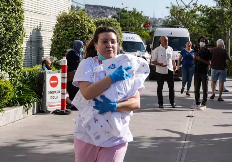 İzmir'de korku dolu anlar! Hastane yakınında büyük yangın: Tüm hastalar nakliye edildi 4