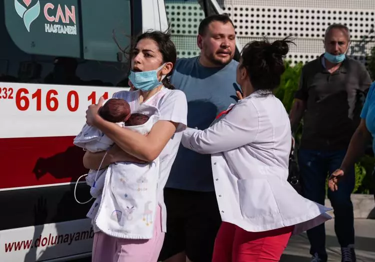 İzmir'de korku dolu anlar! Hastane yakınında büyük yangın: Tüm hastalar nakliye edildi 5