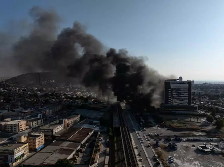 İzmir'de korku dolu anlar! Hastane yakınında büyük yangın: Tüm hastalar nakliye edildi 7