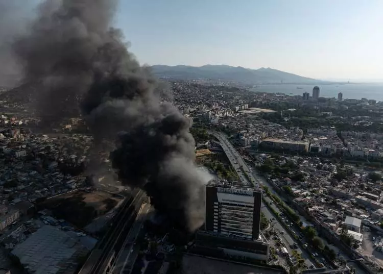İzmir'de korku dolu anlar! Hastane yakınında büyük yangın: Tüm hastalar nakliye edildi 8