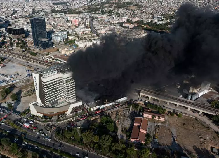 İzmir'de korku dolu anlar! Hastane yakınında büyük yangın: Tüm hastalar nakliye edildi 9