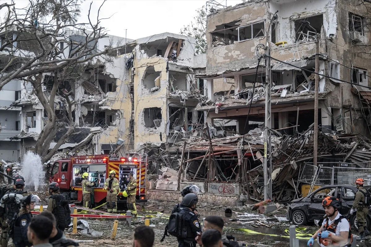 İran’dan İsrail'e füze yağmuru: Tel Aviv başta olmak üzere birçok kentte "akılalmaz yıkım" 19