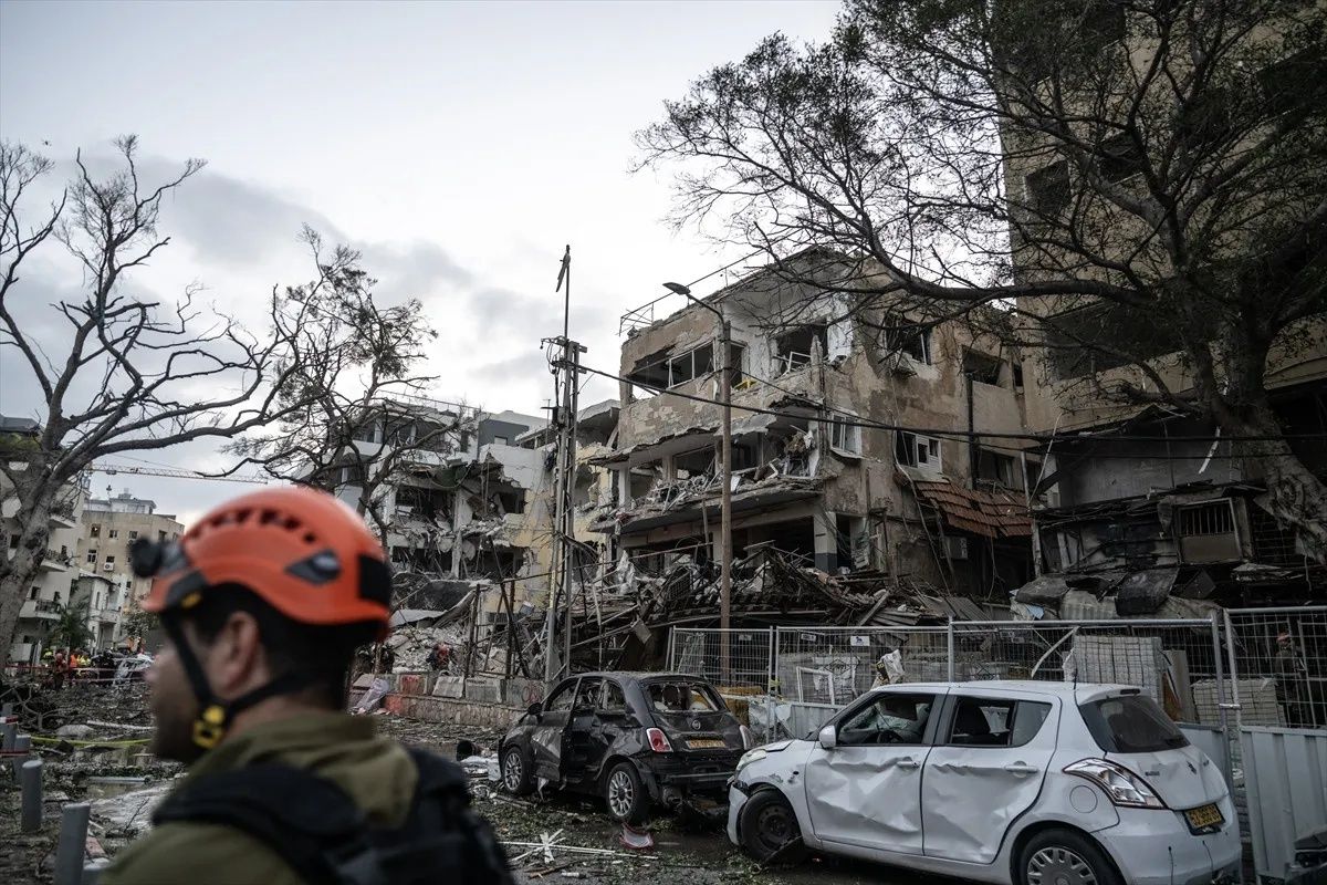 İran’dan İsrail'e füze yağmuru: Tel Aviv başta olmak üzere birçok kentte "akılalmaz yıkım" 15