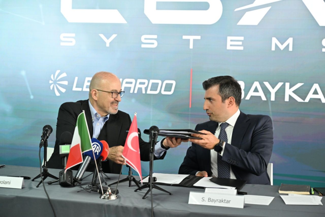 Baykar-Leonardo ortaklığı Paris AirShow’a damga vurdu! Selçuk Bayraktar ve Cingolani’den tarihi imza 4