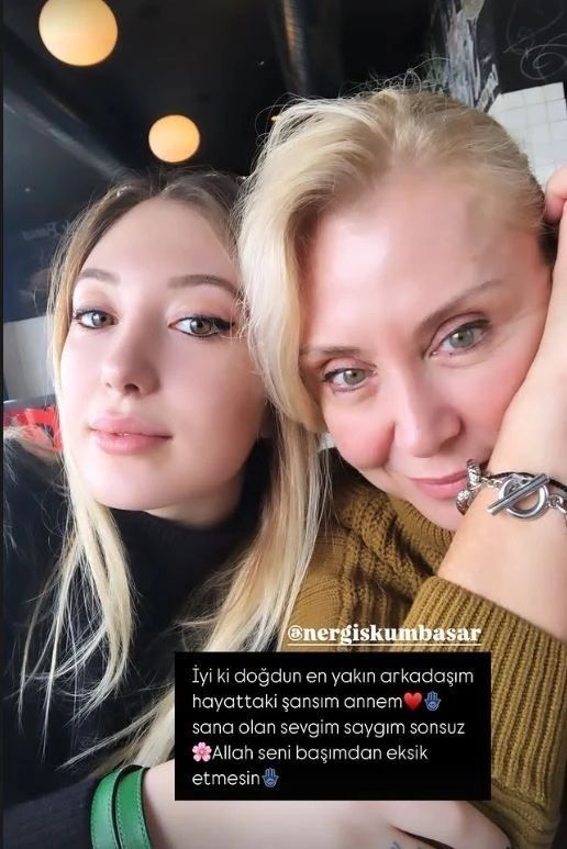 Yasmin Erbil'den annesi Nergis Kumbasar'a duygusal kutlama! "Allah seni başımdan eksik etmesin" 3