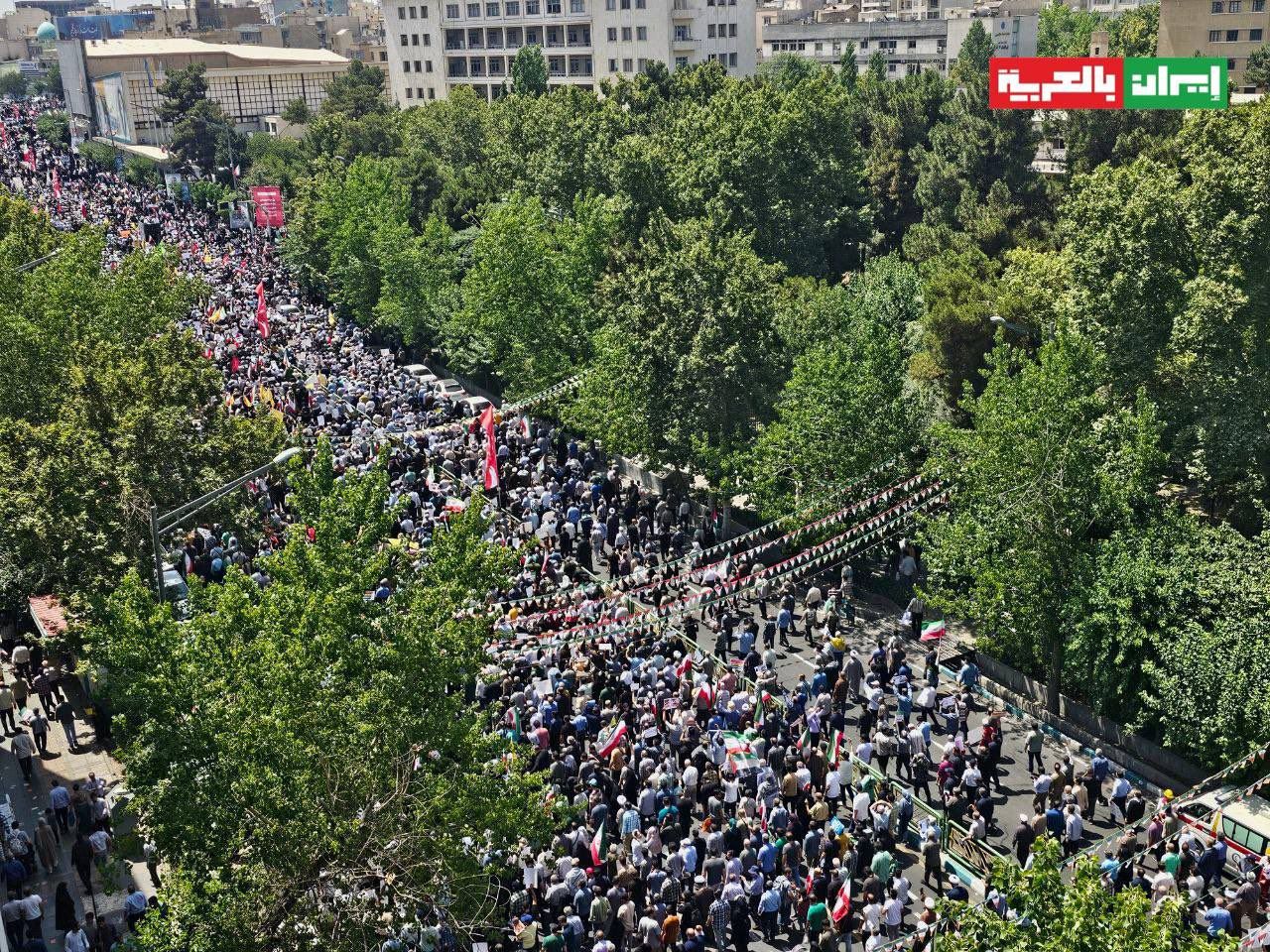 Tahran'da halk sokaklara döküldü: "Cuma öfkesi"nde İsrail ve ABD'ye lanet yağdı! "Kahrolsun İsrail!” sloganları Tahran’ı inletti... 3