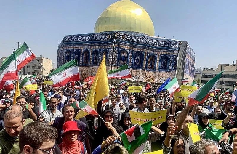 Tahran'da halk sokaklara döküldü: "Cuma öfkesi"nde İsrail ve ABD'ye lanet yağdı! "Kahrolsun İsrail!” sloganları Tahran’ı inletti... 1