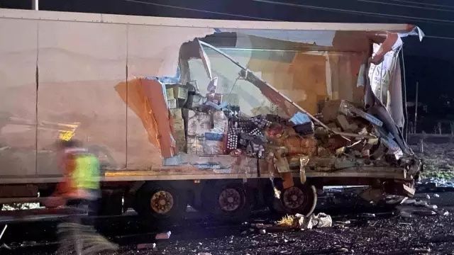 Sakarya'da yolcu otobüsü TIR’a arkadan çarptı: 2’si ağır, 12 kişi yaralandı 4