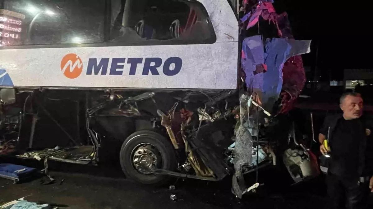 Sakarya'da yolcu otobüsü TIR’a arkadan çarptı: 2’si ağır, 12 kişi yaralandı 5