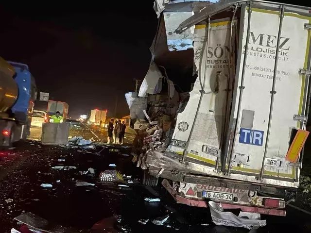Sakarya'da yolcu otobüsü TIR’a arkadan çarptı: 2’si ağır, 12 kişi yaralandı 2
