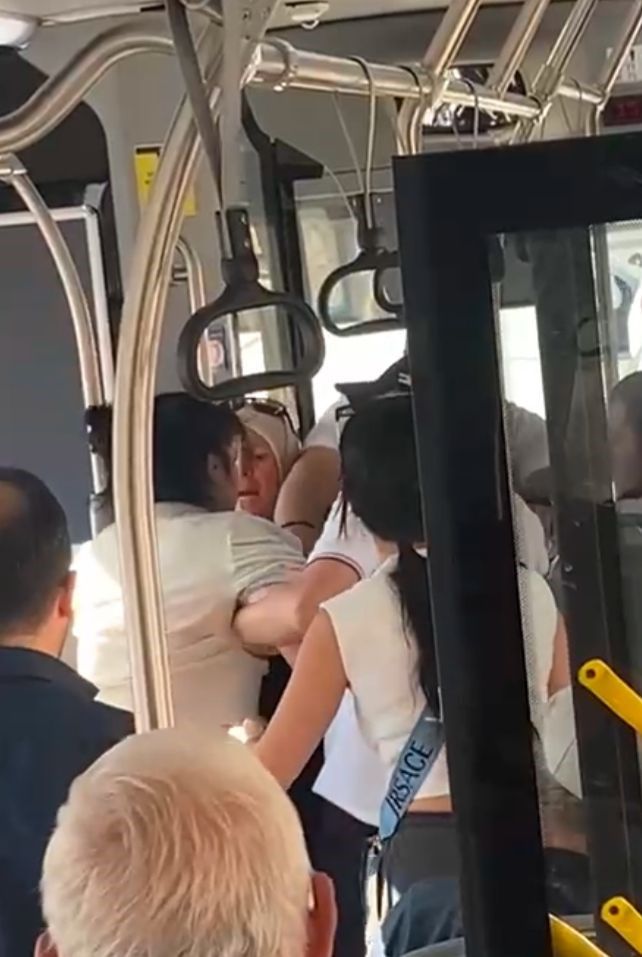 Otobüste laik atak geçirdi, tesettürlü kadına hakaret edip saldırdı: İstemiyorum git bu ülkeden 1
